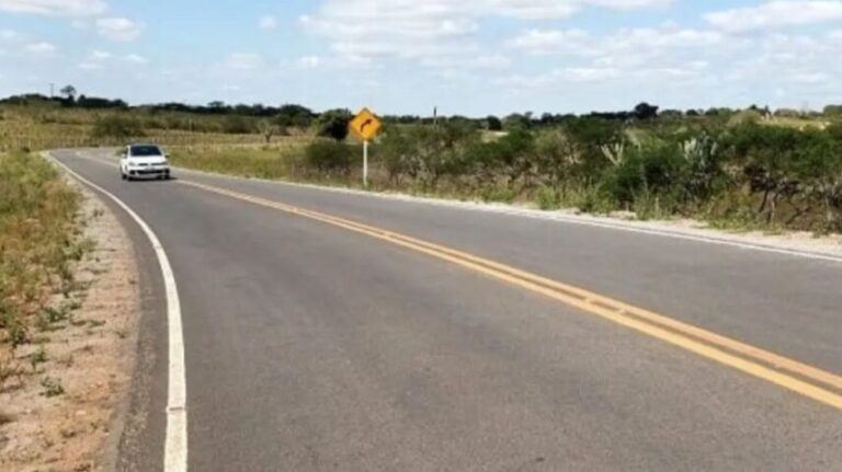 CRIANÇAS CARBONIZADAS: Acidente entre carreta e carro deixa quatro mortos na BR-242