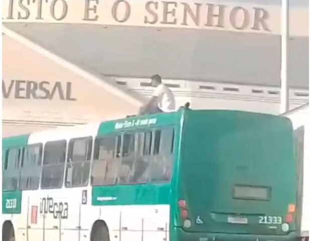 SURTO! Rodoviário sobe em ônibus e trava viaduto na Avenida ACM