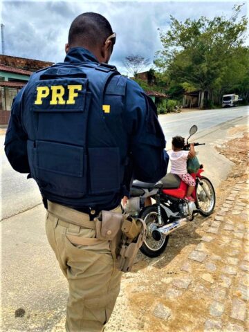 PRF flagra mãe transportando criança em motocicleta na BR 101
