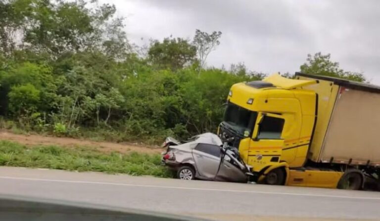 TRAGÉDIA: Acidente entre caminhão e carro deixa quatro mortos no sudoeste baiano