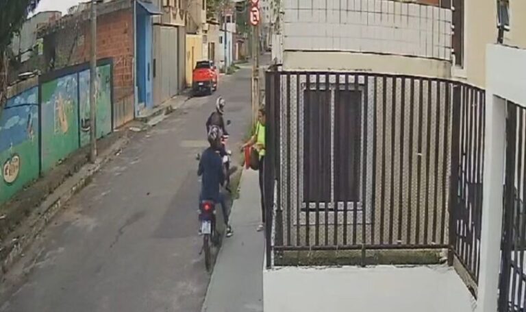Criminosos em motocicletas assaltam mulher no Jardim das Margaridas; veja vídeo