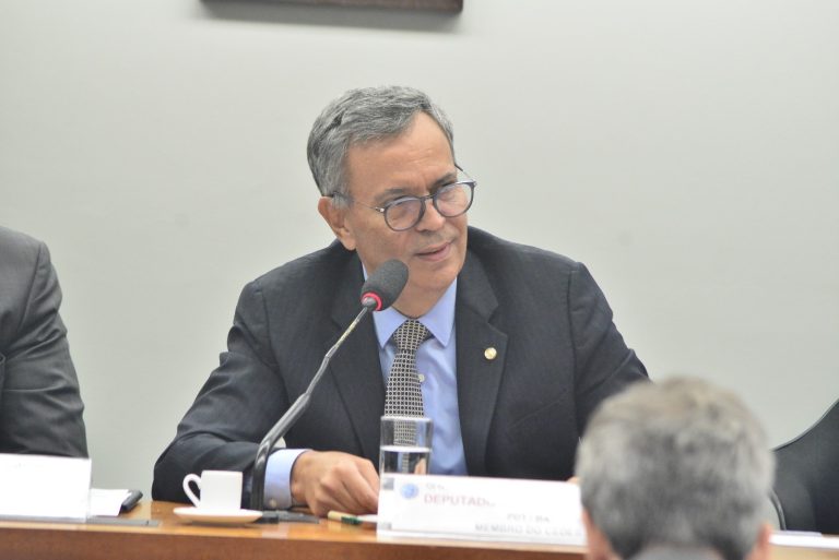 Deputado baiano propõe lei de reciprocidade comercial após EUA taxarem produtos brasileiros