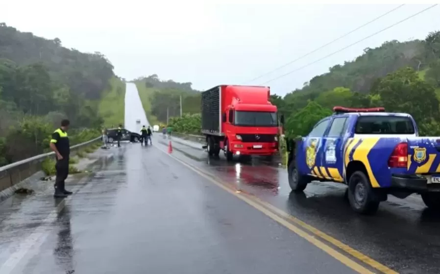 ACIDENTE NA BA-001: PM de folga fica ferido após batida com caminhão desgovernado