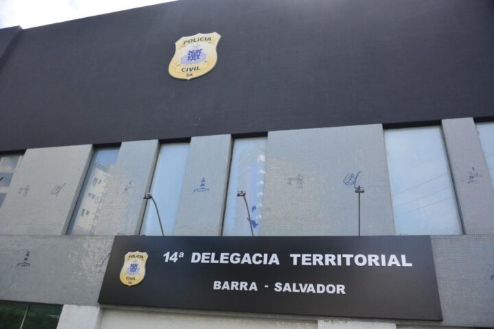Policiais civis prendem trio de mulheres durante roubo à idosa na Barra