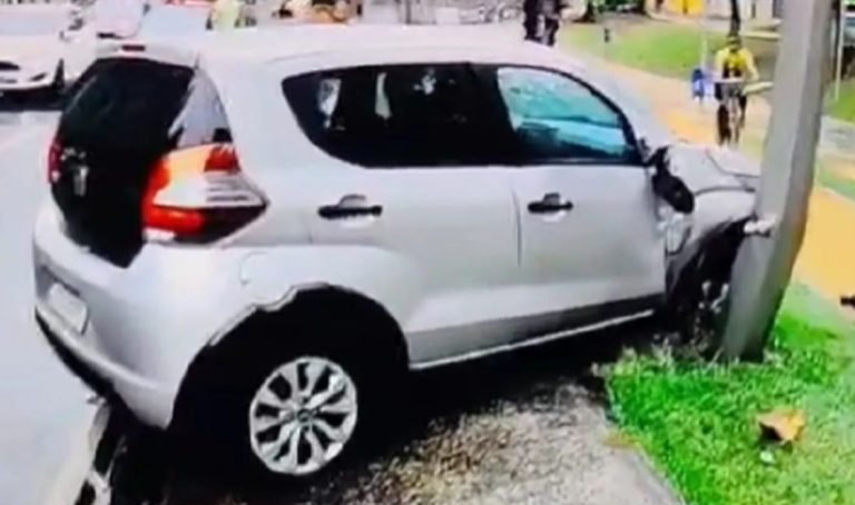 IMPACTO NO TRÂNSITO: Carro bate em poste na Avenida Centenário, em Salvador