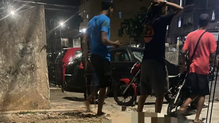 RAJADA DE TIROS! Vítima morta em via principal do Saboeiro