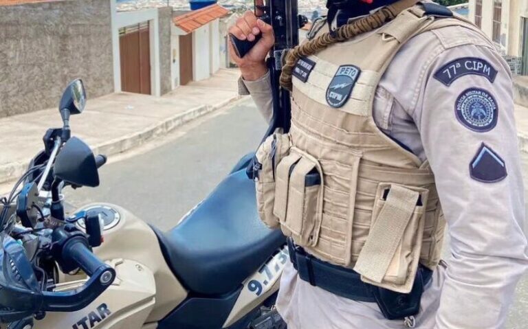 TÁ NA MIRA! PM cerca ‘pombo’ que exibia arma de fogo em campo de futebol da Suíça baiana