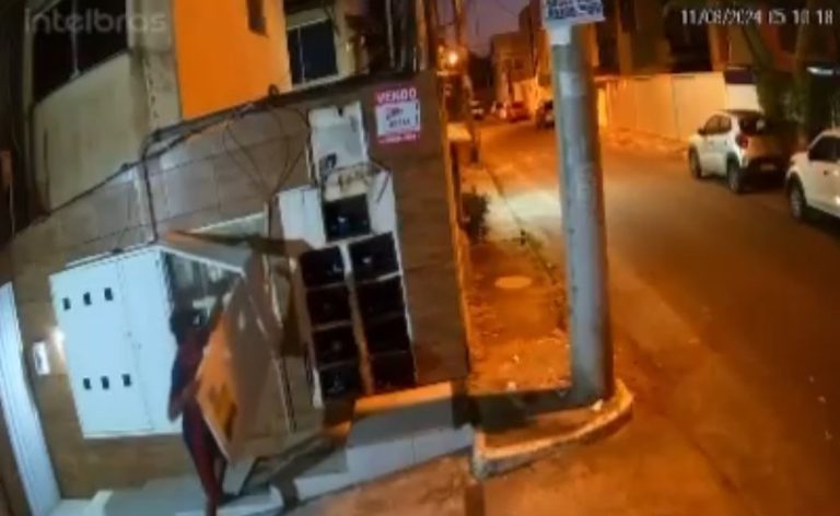 LAURO DE FREITAS: Casal furta proteções de alumínio de medidores de energia em Ipitanga