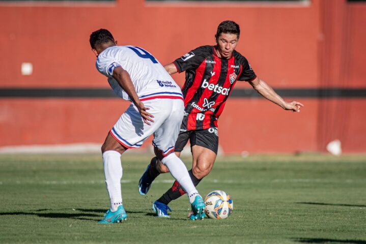 Vitória conquista liderança no Campeonato Baiano ao vencer Bahia de Feira