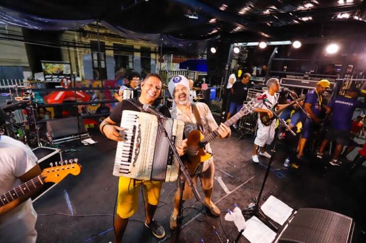 Alexandre Leão anima foliões com clássicos do Axé Music e do forró