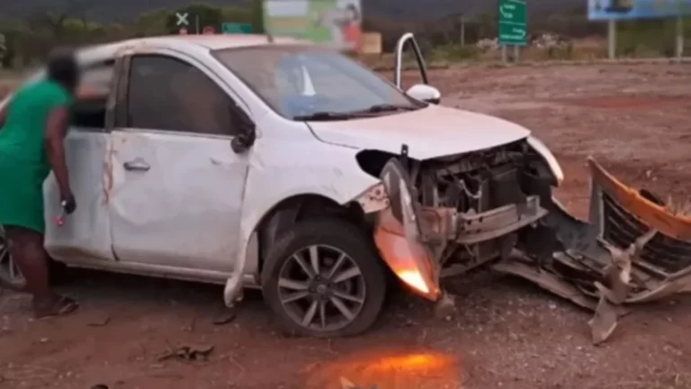 SUSTO NA ESTRADA: Carro com criança capota e fica em pedaços em Brumado