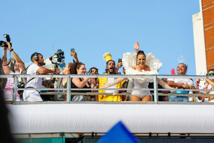 EMPATIA E SOLIDARIEDADE: Ivete interrompe show para PM ajudar mulher e joga água nos foliões; assista