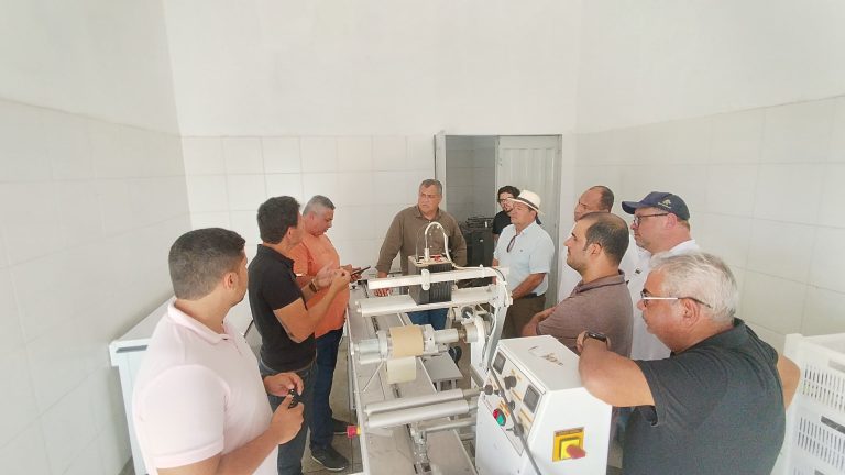 Agricultura familiar de Manoel Vitorino recebe equipamentos que irão incrementar a apicultura e bovinocultura de leite