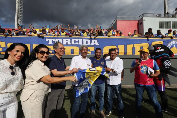 Governador acompanha, na Arena Cajueiro, em Feira de Santana, o primeiro jogo do Campeonato Baiano 2024, transmitido pela TVE