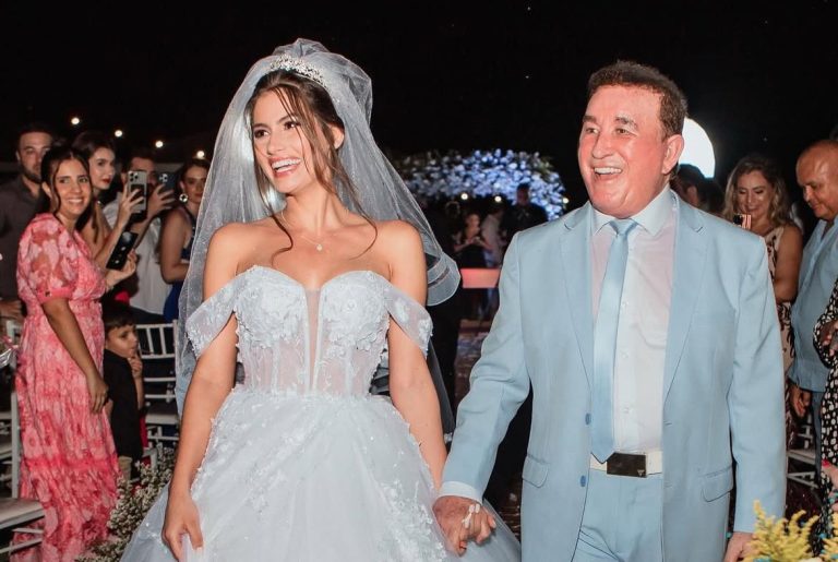 MEU LOUCO AMOR! Após casar com novinha, Amado Batista curte lua de mel em cidade baiana