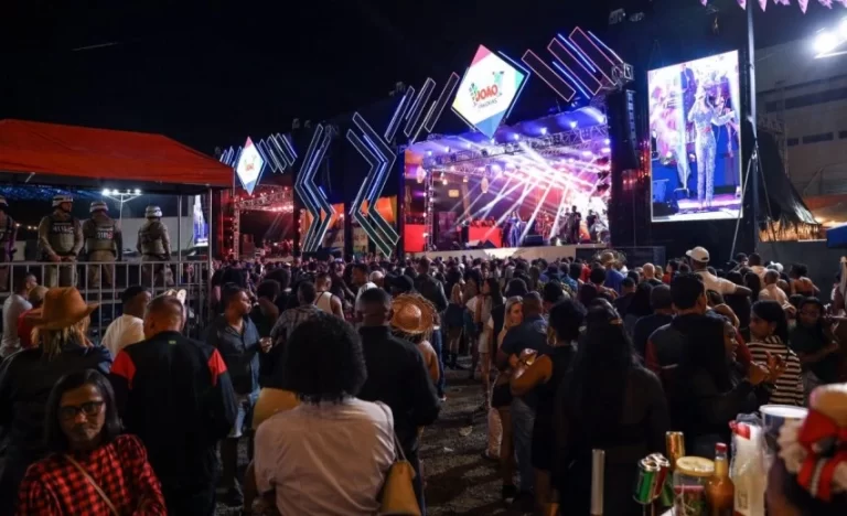 Candeias: Forró, Sertanejo e Pagode marcam o segundo dia do Arraiá do Aconchego