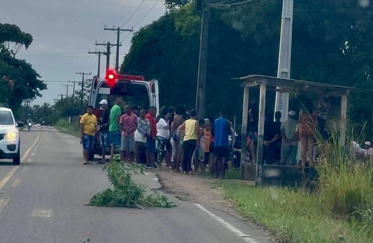 Acidente entre moto e carro deixa dois feridos no limite de Conceição do Almeida e São Felipe