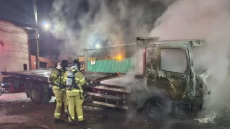 FOGO NA MADRUGADA: Caminhão é parcialmente destruído em Santo Antônio de Jesus