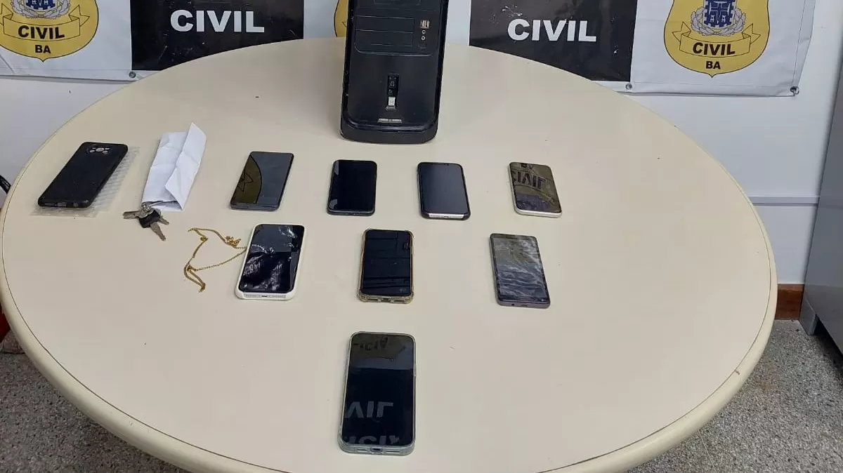 Polícia Civil prende em flagrante dois homens com oito celulares roubados