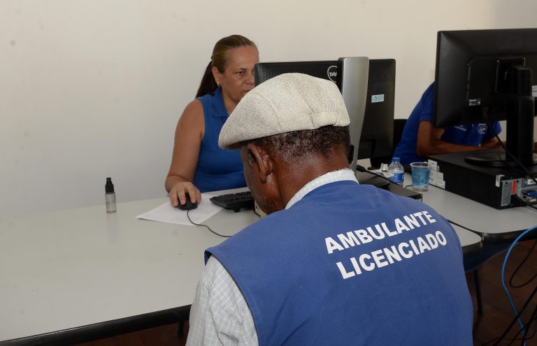 Semop treina equipes para apoiar cadastramento de ambulantes nas Prefeituras-Bairro para festas populares