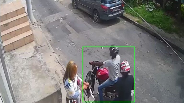 Dupla de moto faz arrastão em rua do Imbuí; vitima reagiu e foi agredida