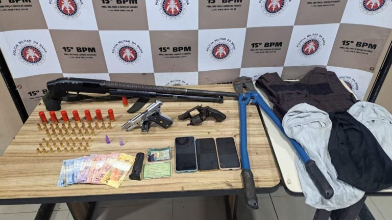 Dois são presos e PM apreende variedade de armas em um carro em Itabuna