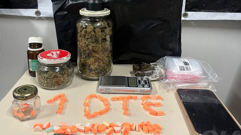 ONDINA: Mulher é presa com ecstasy, maconha e haxixe dentro de casa