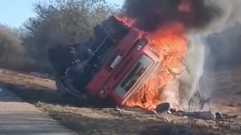 Duas pessoas morrem carbonizadas após caminhão tombar e pegar fogo em Caraíbas