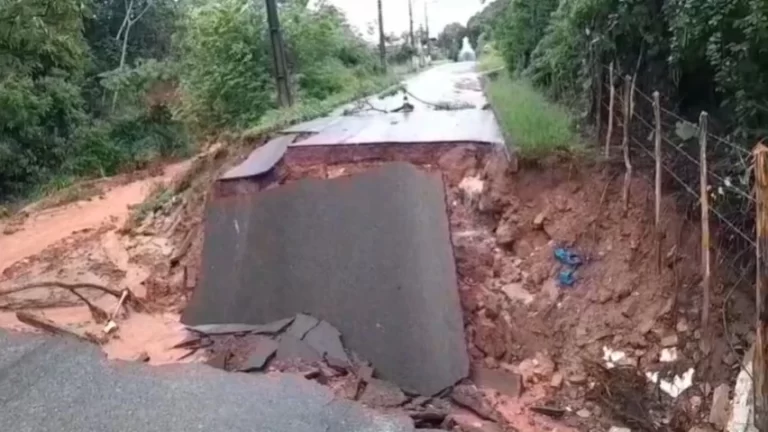 CHUVA FORTE! Cratera interdita acesso entre Amado e BA-093 em Mata de São João