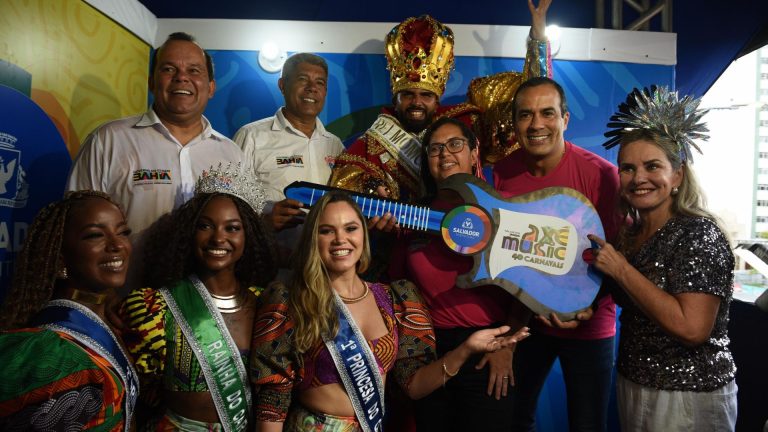 COMEÇOU! Prefeito Bruno Reis entrega chave da cidade ao Rei Momo e abre oficialmente o Carnaval de Salvador