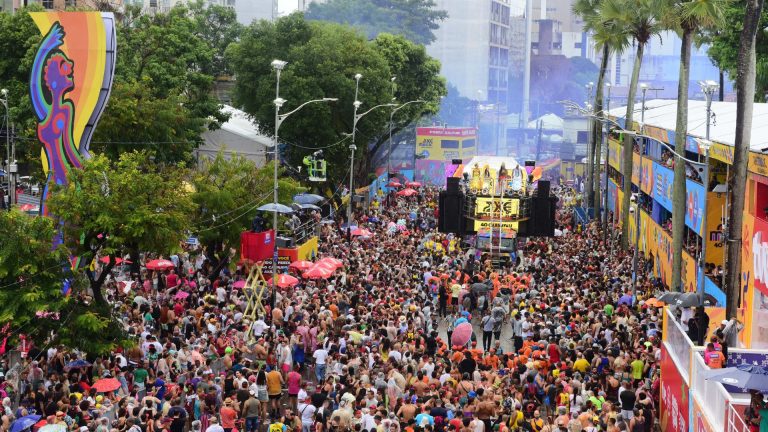 COM O PÉ DIREITO: Show em homenagem aos 40 anos da Axé Music abre programação do Carnaval