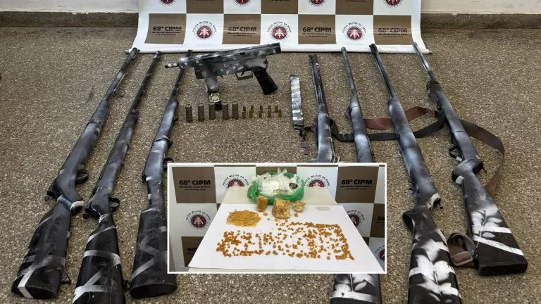 ARSENAL DE GUERRA! PM encontra metralhadora, espingardas e drogas em área usada por bandidos em Ilhéus