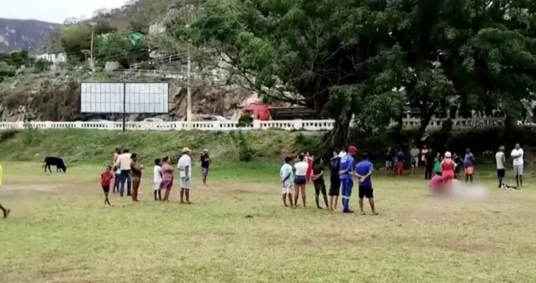 NA COVARDIA: Jovem é morto com tiros nas costas enquanto jogava bola na BA