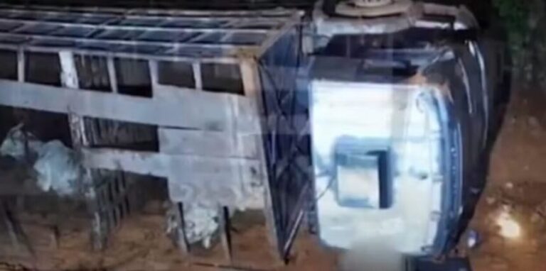 Passageiro morre após caminhão dirigido por primo tombar em ribanceira na Bahia
