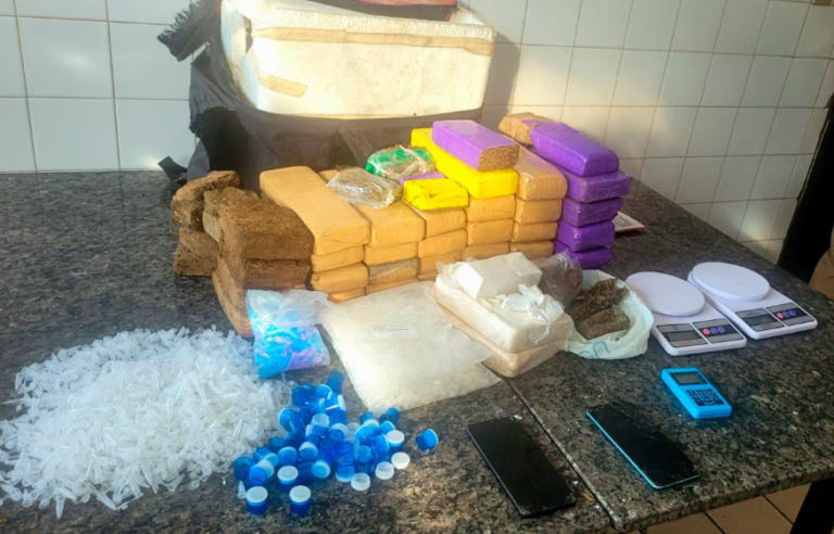 TRÁFICO DE DROGAS: Casa abandonada em Periperi é descoberta pela PM e suspeito é preso