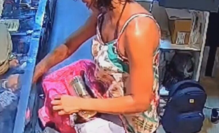 CADÊ O DINHEIRO DAQUI? Mulher faz a limpa em loja e ameaça vendedora; assista
