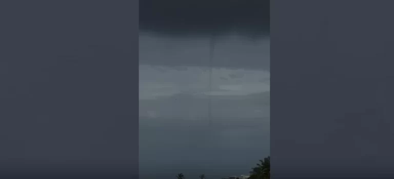 ALTO DE ONDINA: Tromba d’água em alto mar impressiona moradores de Salvador