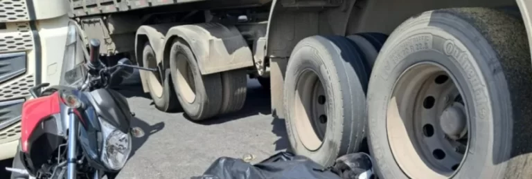 ACIDENTE EM FEIRA DE SANTANA: Mulher perde a vida após cair de moto e ser atropelada por carreta