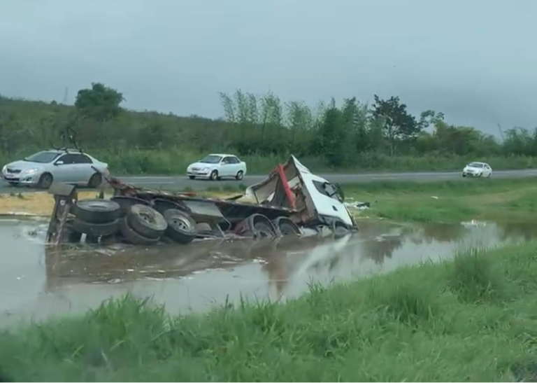 ACIDENTE: Carreta tomba em área alagada na BR-324