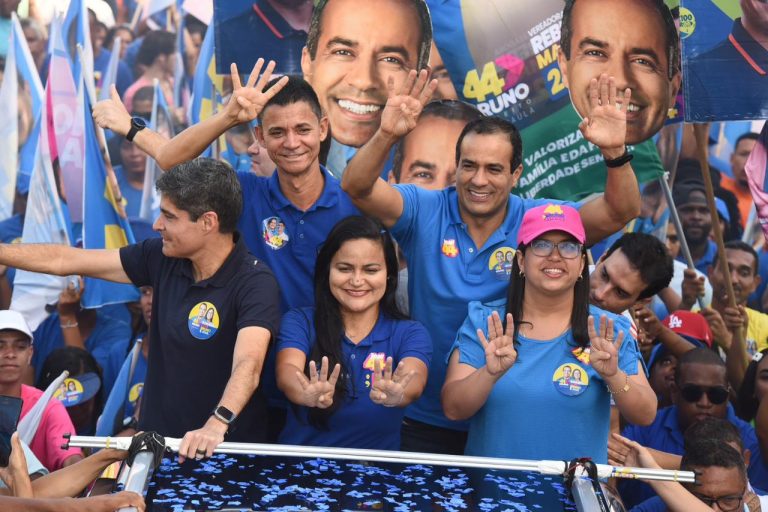“Chegou a hora de mudar Lauro como nós mudamos Salvador”, diz Bruno Reis em evento com Débora Regis