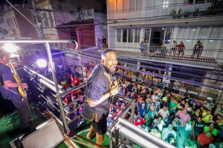 O Poeta leva pagode para o Campo Grande e arrasta multidão em trio sem cordas