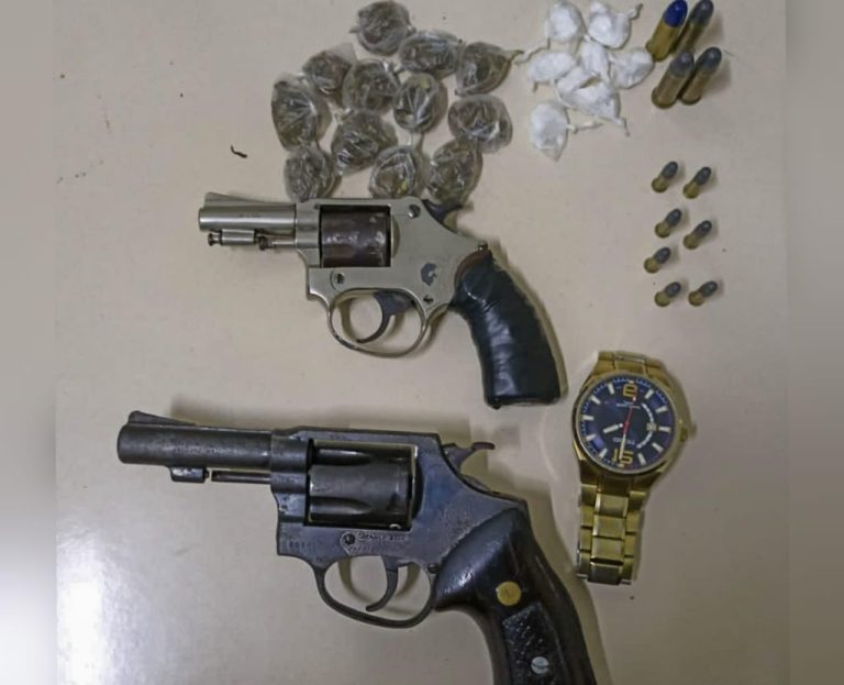 PM apreende armas e drogas em Itabuna