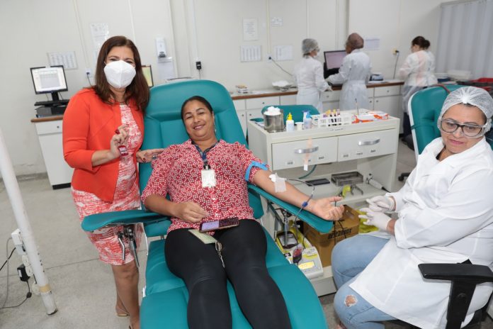 Educadores e técnicos da SEC doam sangue para campanha de Carnaval da Fundação Hemoba