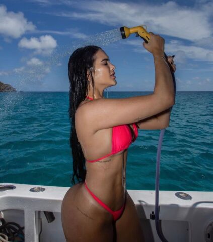Que mulherão! Emily Garcia ataca de novo e esbanja sensualidade em alto mar; veja fotos 2 - Que mulherão! Emily Garcia ataca de novo e esbanja sensualidade em alto mar; veja fotos