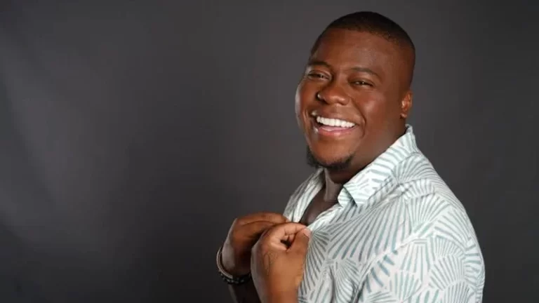“SEM DESCANSO, TODOS OS DIAS”: Escandurras relata racismo após ser confundido com motorista durante viagem