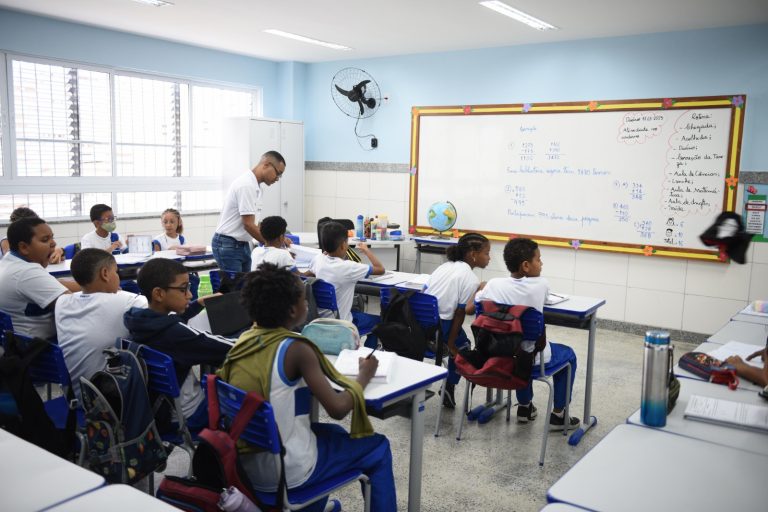 Vereadores cobram ar-condicionado nas escolas e Coelba pode levar 10 anos para readequar rede elétrica