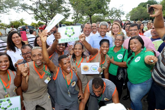 Governo da Bahia entrega equipamentos para cooperativas de material reciclável