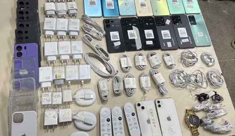 Funcionários de terceirizada são presos ao tentar entregar celulares a detentos em Eunápolis