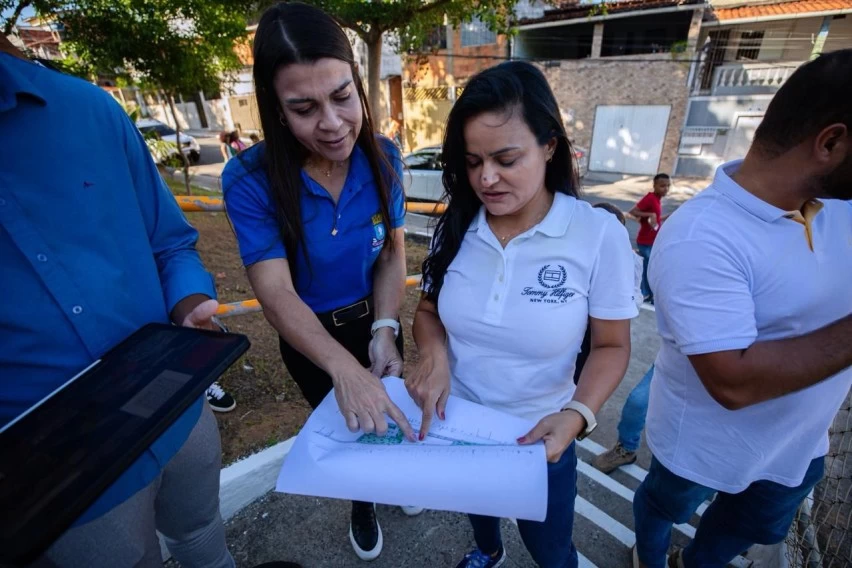 Prefeita Débora Regis anuncia primeiro campo de grama sintética de Lauro de Freitas em Itinga