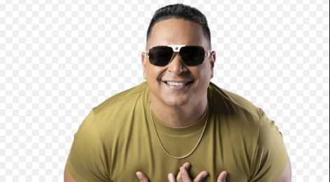 Xanddy Harmonia celebra o pagode baiano e o samba de roda em show em Praia do Forte, no feriado
